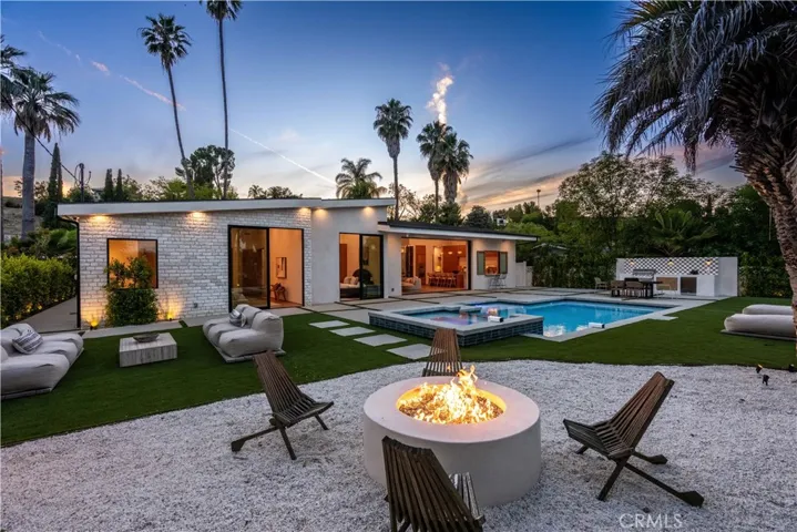 Av Rawlings, Woodland Hills, California 91367