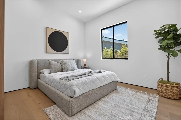 Av Rawlings, Woodland Hills, California 91367