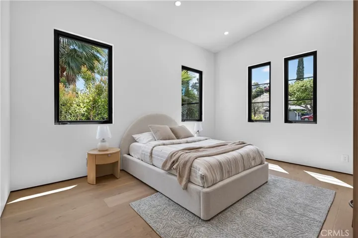 Av Rawlings, Woodland Hills, California 91367