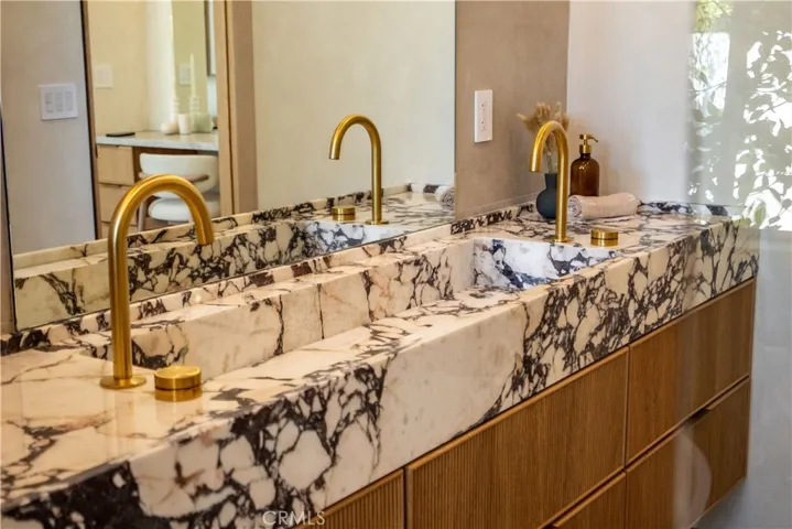 Av Rawlings, Woodland Hills, California 91367