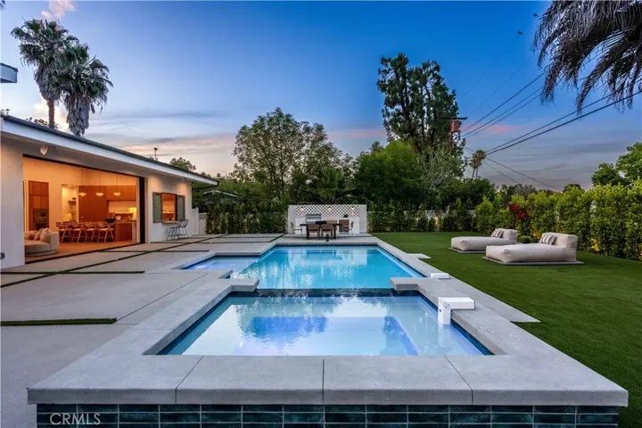 Av Rawlings, Woodland Hills, California 91367