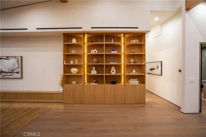 Av Rawlings, Woodland Hills, California 91367