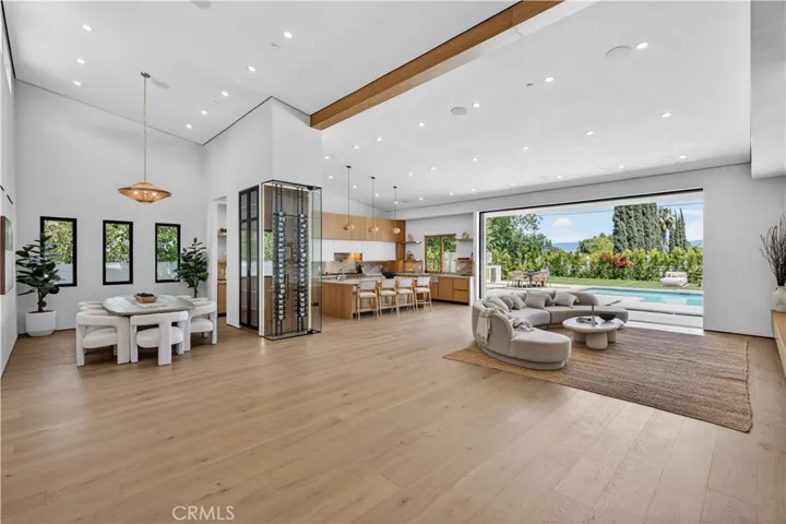 Av Rawlings, Woodland Hills, California 91367
