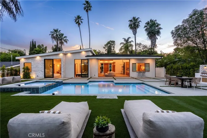 Av Rawlings, Woodland Hills, California 91367