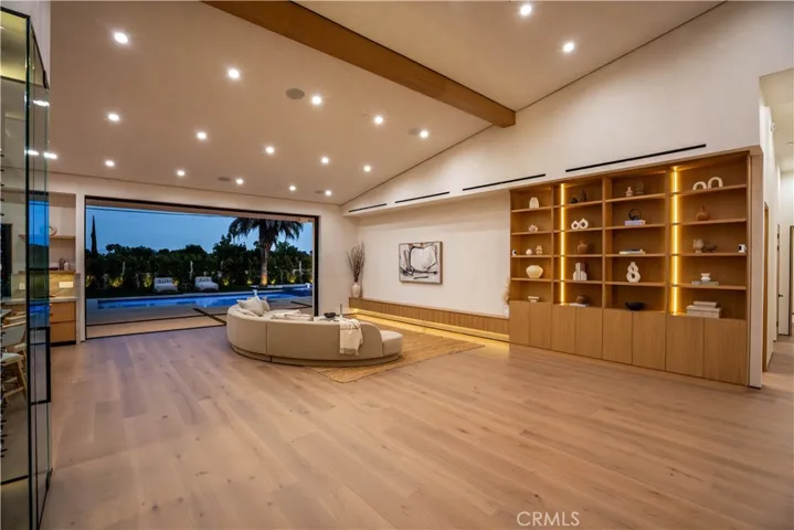 Av Rawlings, Woodland Hills, California 91367