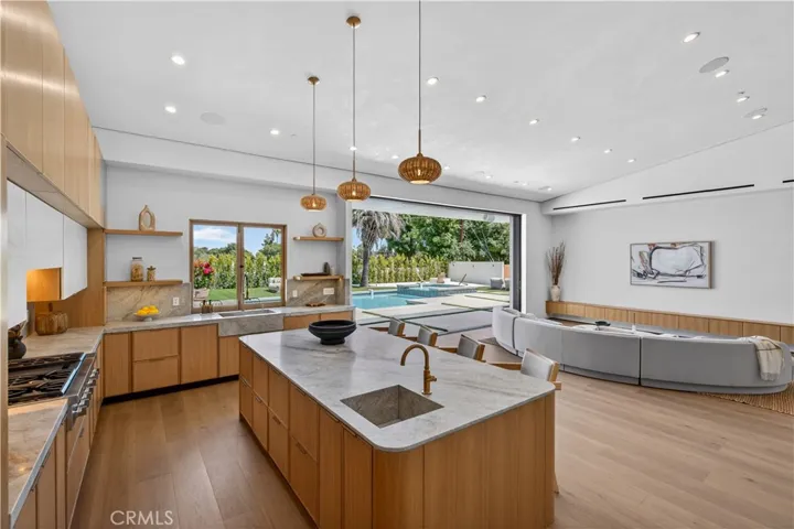 Av Rawlings, Woodland Hills, California 91367
