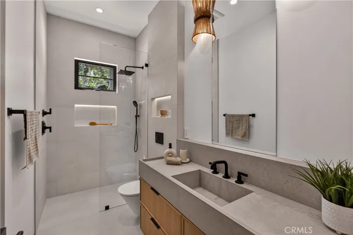 Av Rawlings, Woodland Hills, California 91367