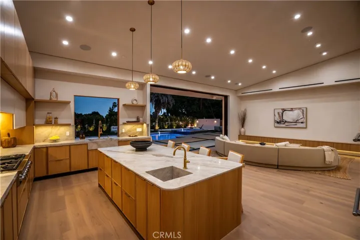 Av Rawlings, Woodland Hills, California 91367