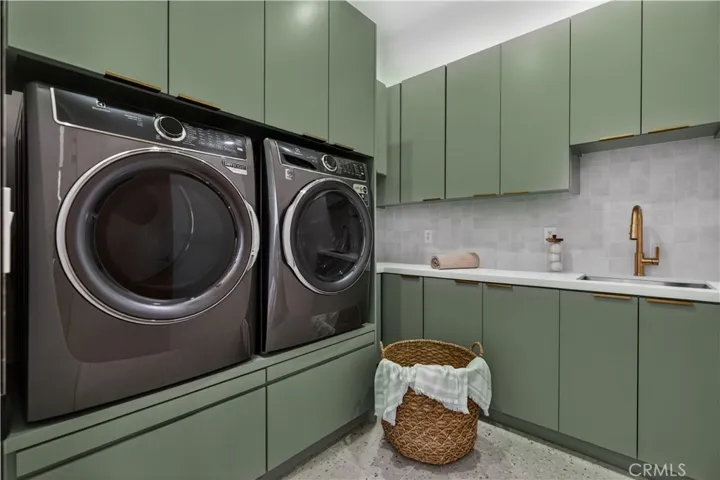 Av Rawlings, Woodland Hills, California 91367