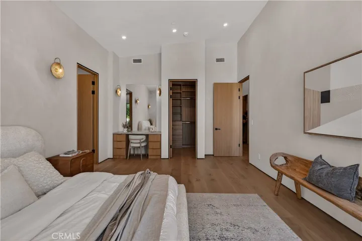Av Rawlings, Woodland Hills, California 91367
