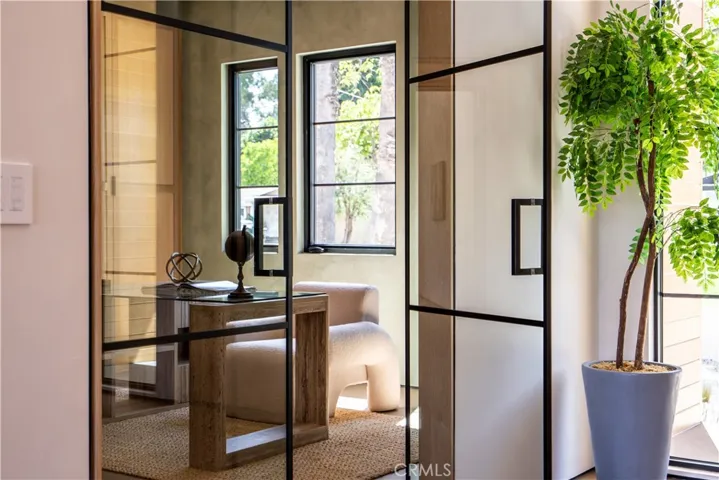 Av Rawlings, Woodland Hills, California 91367