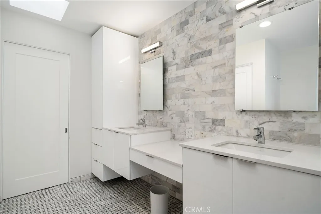 Primary Ensuite- 2 walk in closets