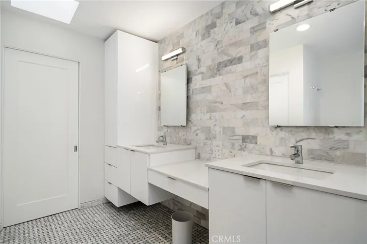 Primary Ensuite- 2 walk in closets