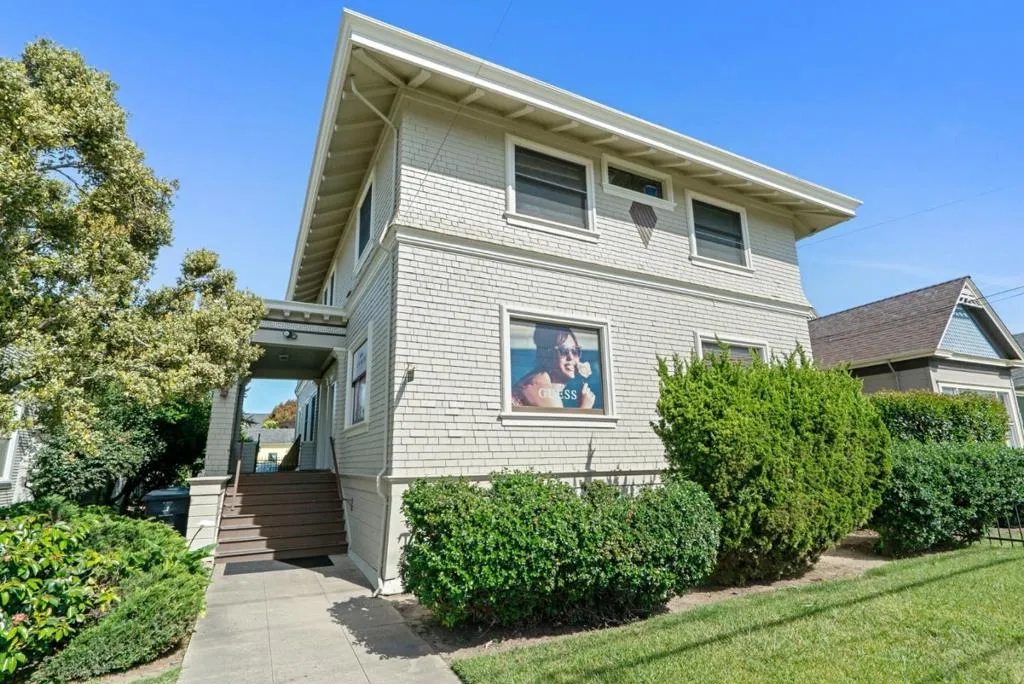 217 E Lake Ave