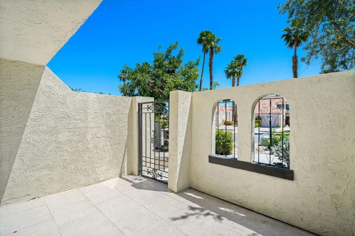 SUNNY FRONT PATIO