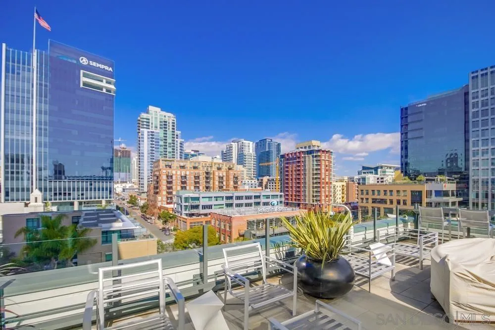 Common Area Outdoor Dining/Seating Area/BBQ and Firepit, with Views of Petco Park and the Gaslamp District