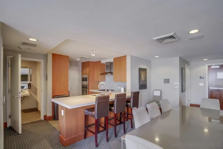 Community Room for Parties, Work, or Gathering.