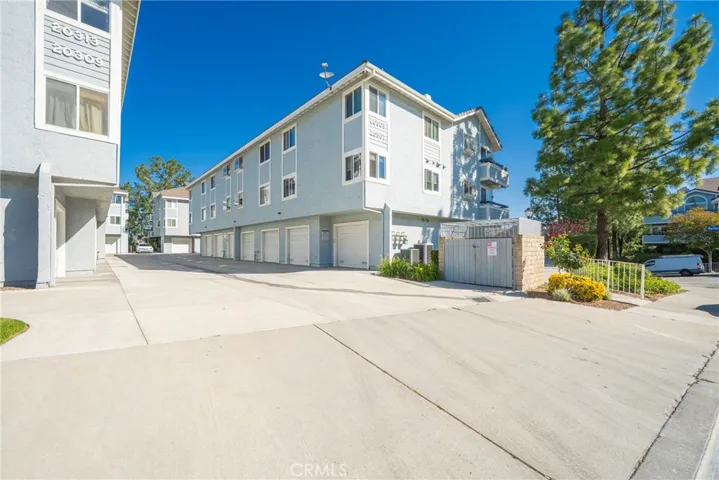 20305 Rue Crevier 585, Canyon Country, California 91351