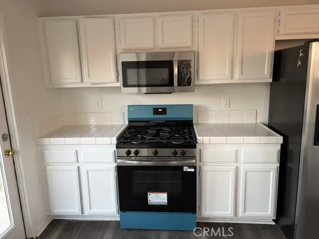 Photos of new stove and Microwave in the kitchen