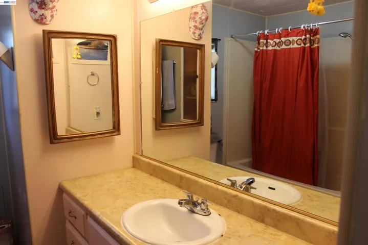 Bathroom vanity