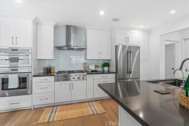 Open floorplan kitchen with island and Thermador appliances