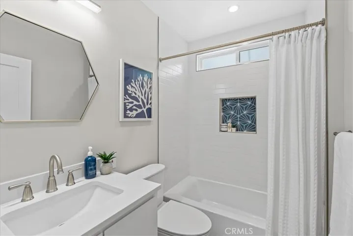 Remodeled bathroom 2 with tub