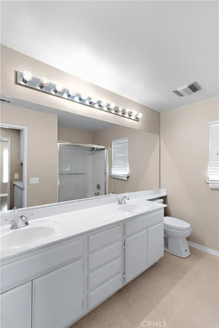 Upstairs 2nd Bathroom
