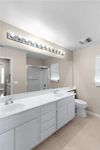 Upstairs 2nd Bathroom
