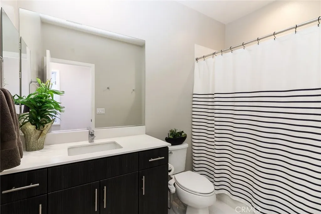 3rd floor full bath!