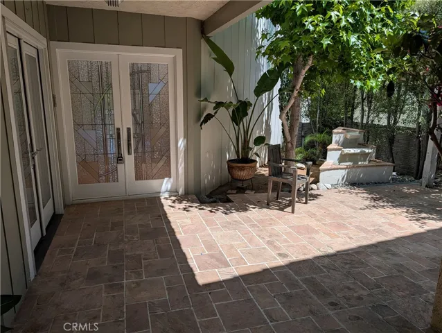 Entrance with double art glass doors
