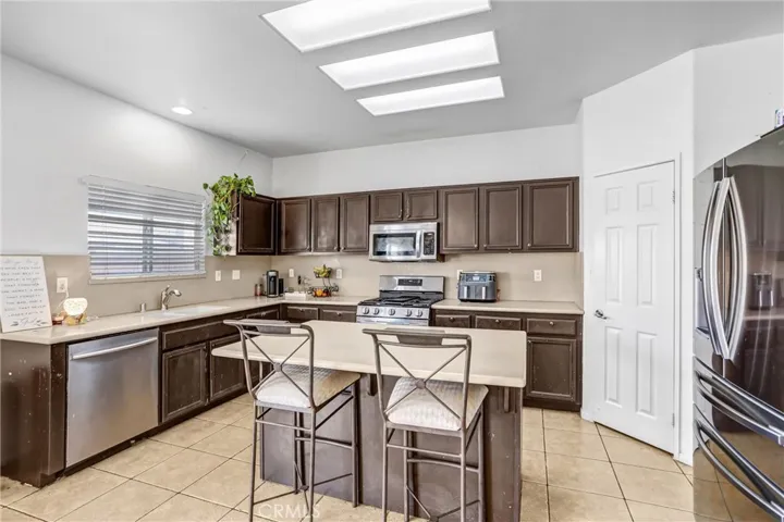 13048 Evanston, Victorville, California 92392