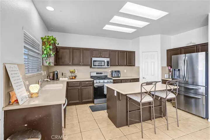 13048 Evanston, Victorville, California 92392