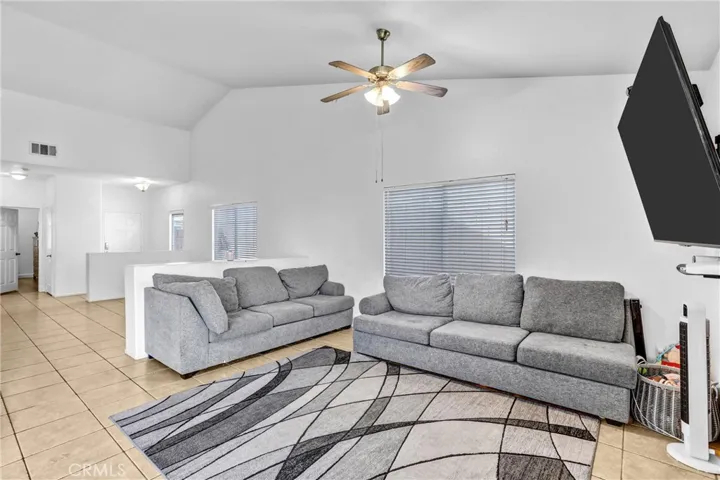 13048 Evanston, Victorville, California 92392