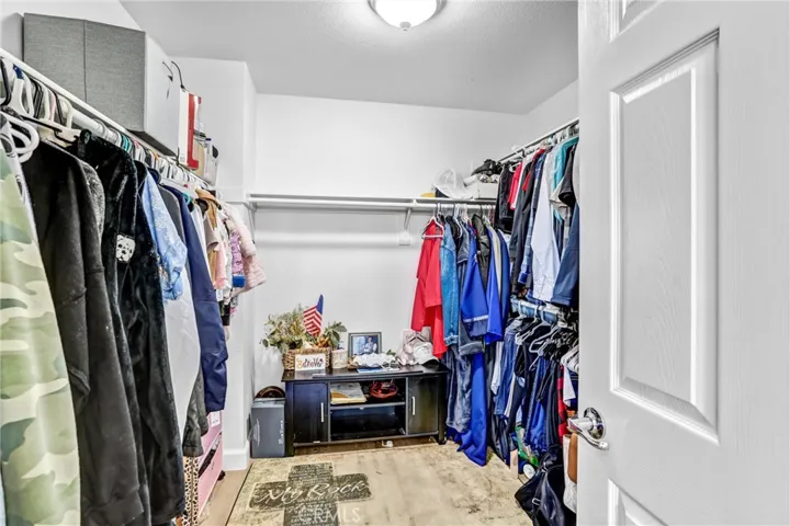 13048 Evanston, Victorville, California 92392