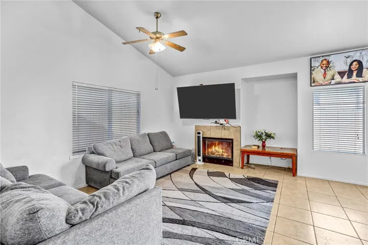 13048 Evanston, Victorville, California 92392
