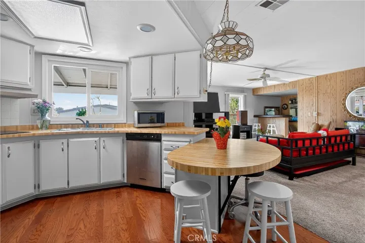 Kitchen with Breakfast Bar