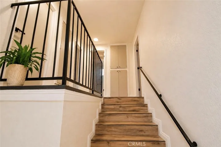 Wide stairway