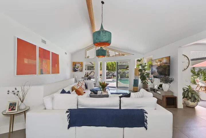 028_Family Room