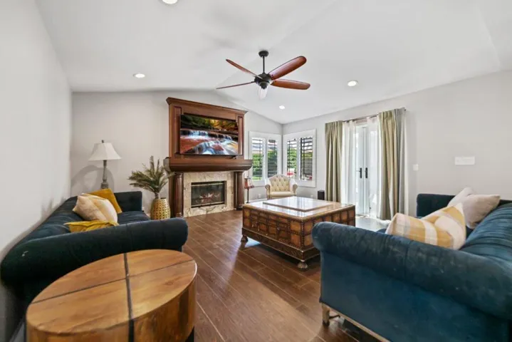 Family Room (7)