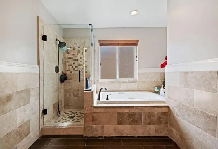 Primary Bathroom 3 (4)