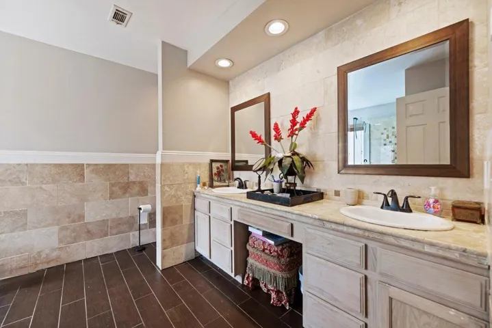 Primary Bathroom (6)