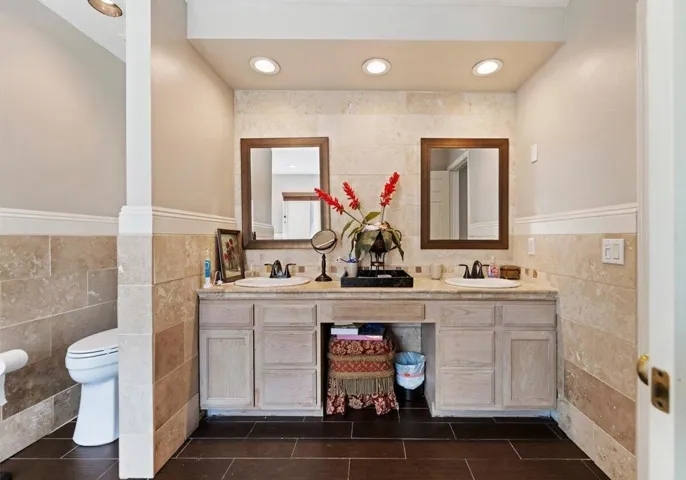Primary Bathroom 2 (5)