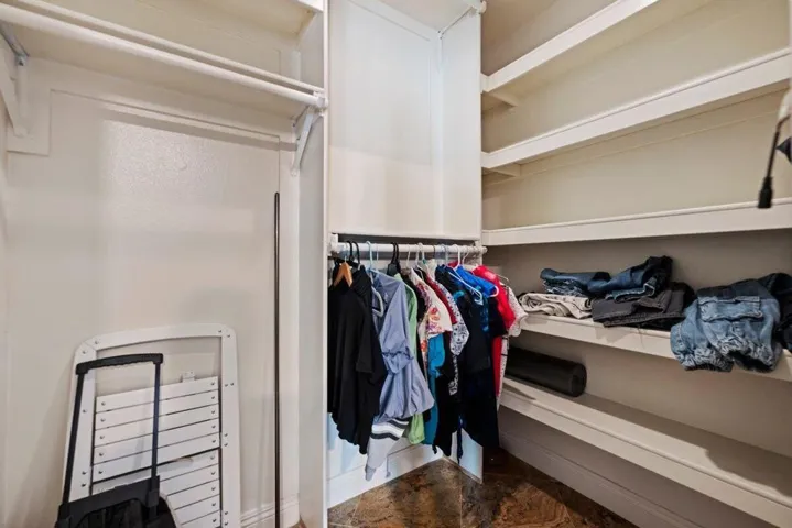 Walk In Closet (2)