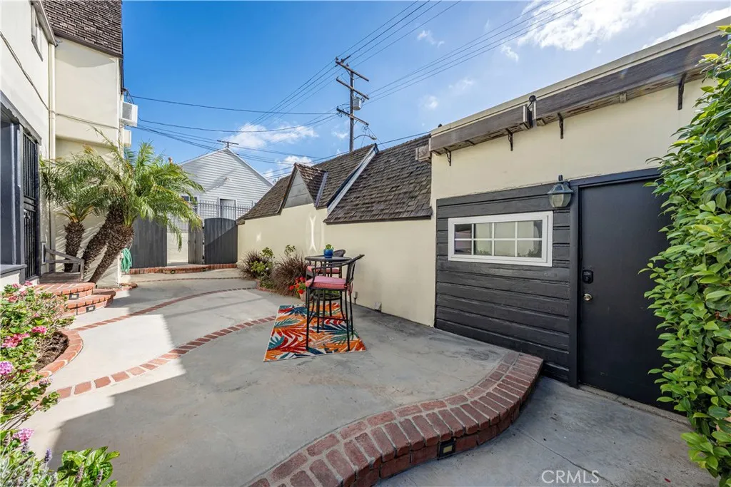 Lovely backyard has hosted many parties including a clam bake and several Thanksgiving dinners (with outdoor heaters)!
