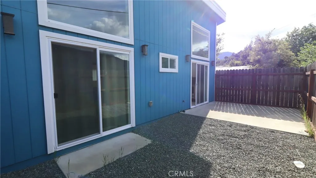 Courtyard garden for 2 brm unit - 2 sliding glass door access