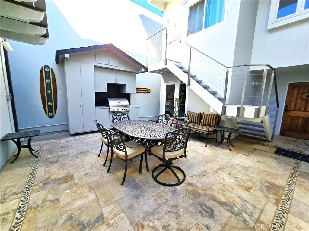 courtyard w/ built-in bbq