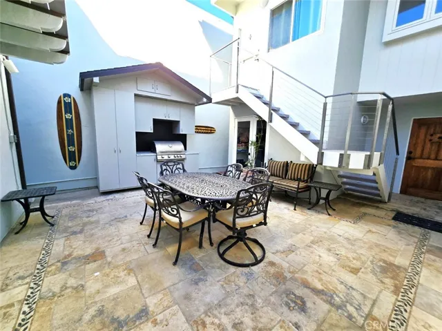courtyard w/ built-in bbq