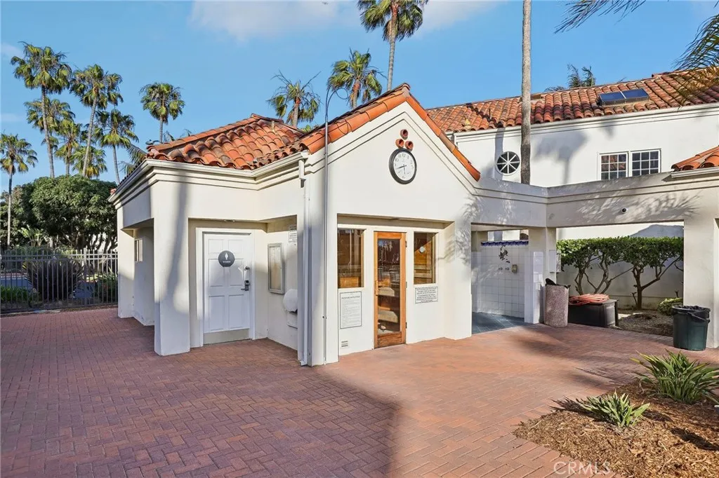 The community ammenities include a Sauna, Outdoor Shower, Bathrooms and Kitchen