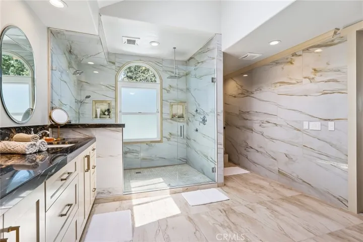 Double sinks, double shower with Rain Shower and directional jets, Bidet