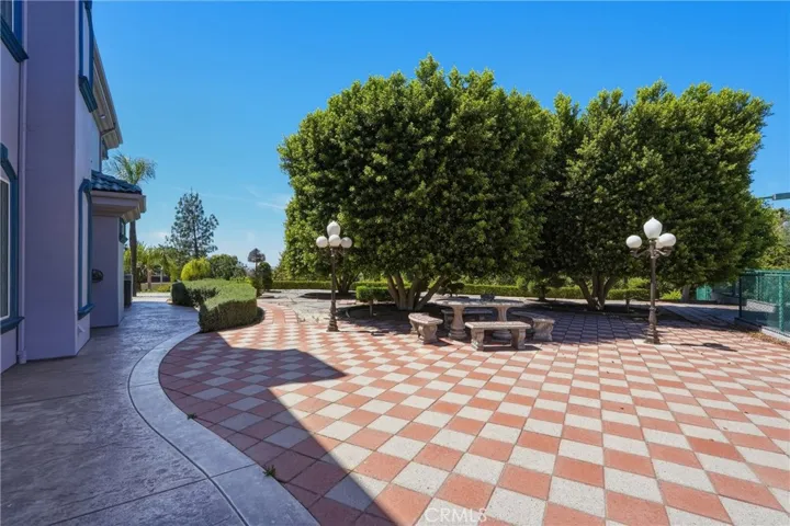 Peaceful ZEN courtyard to unwind.